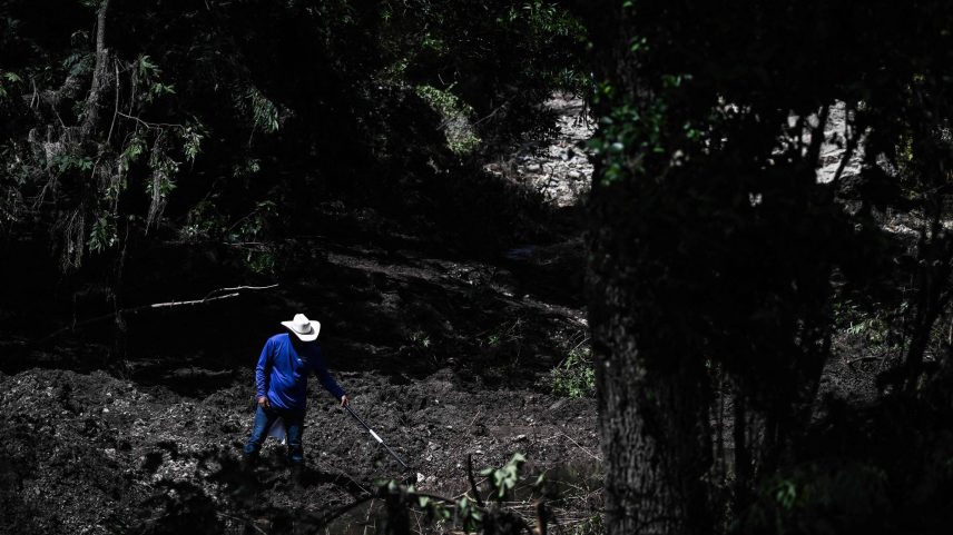Parentes e amigos de uma mulher que continua desaparecida após o marido ter sido encontrado morto realizam buscas para tentar localizá-la perto do rio Guadalupe, em Hunt, no Texas (Foto: Ronaldo Schemidt - 8.jul.25/AFP)