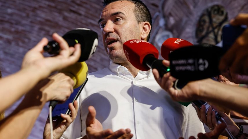O presidente da Diputación de Valencia, Vicente Mompó, supervisiona nesta sexta-feira as obras da Praça de Touros. (Foto: Rober Solsona/Europa Press)