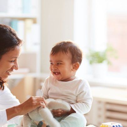 Pediatras revelam lições inesperadas após se tornarem pais na vida real