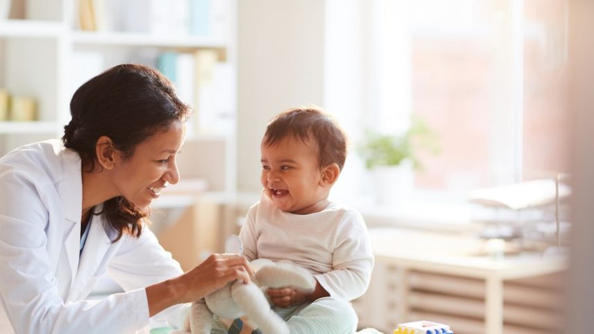 Pediatras acompanham o desenvolvimento infantil e são guias na surpreendente jornada de criar um ser humano (Foto: AnnaStills/Adobe Stock)