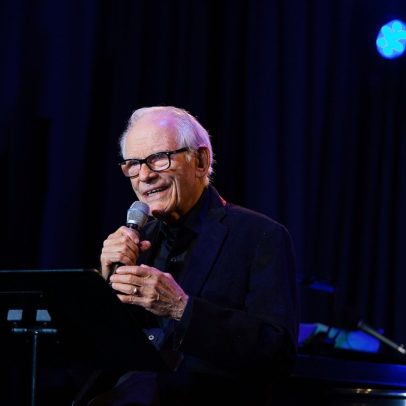 Morre Alan Bergman, compositor de clássicos como 'The Way We Were', aos 99 anos
