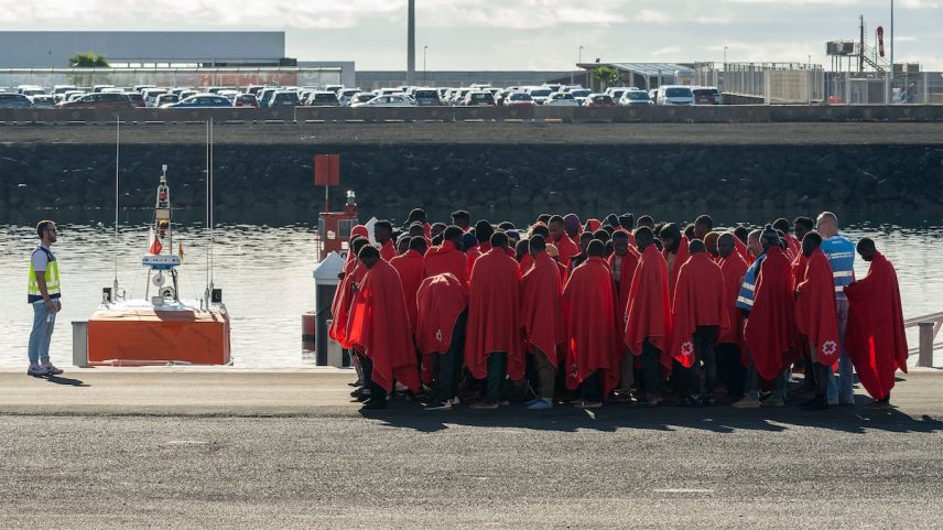 Polícia espanhola e agentes da Frontex recebem um grupo de migrantes resgatados por uma embarcação em Lanzarote, em novembro de 2024. (Foto: Adriel Perdomo - EFE)