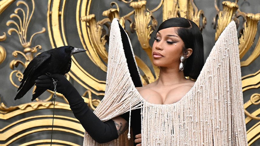 Cardi B: corvo vivo e look escultural para homenagear Elsa Schiaparelli (Foto: Stephane Cardinale - Corbis/Corbis/Getty Images)