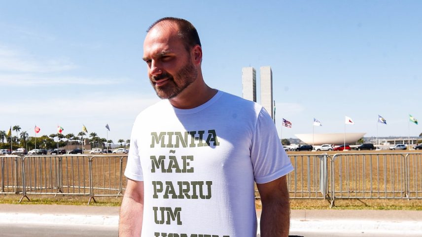 Eduardo Bolsonaro participa de protesto na Esplanada dos Ministérios em 9 de julho de 2024; deputado federal está nos Estados Unidos desde o início do ano e é investigado por buscar sanções contra o Brasil para intimidar curso do processo penal contra seu pai, réu por tentativa de golpe (Foto: Wilton Júnior/Estadão)