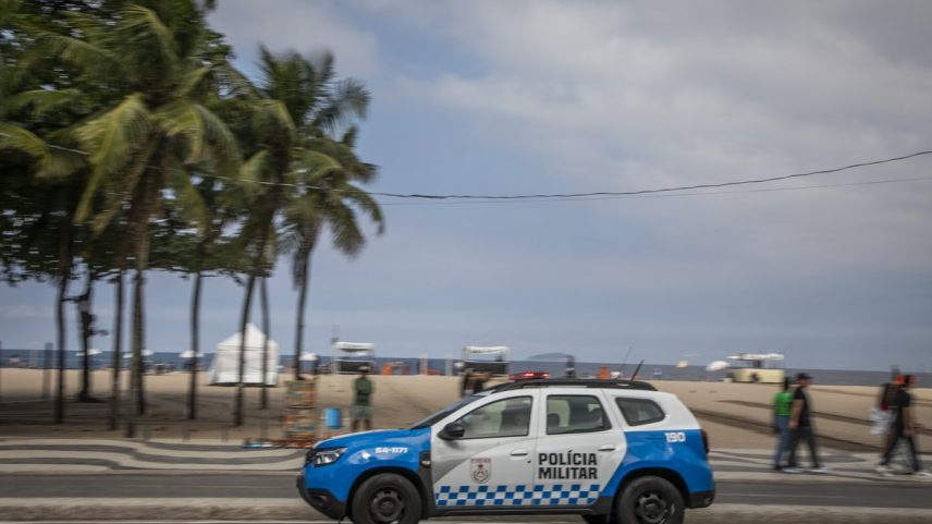 Policiamento na orla de Copacabana (Foto: Guito Moreto / Agência O Globo)