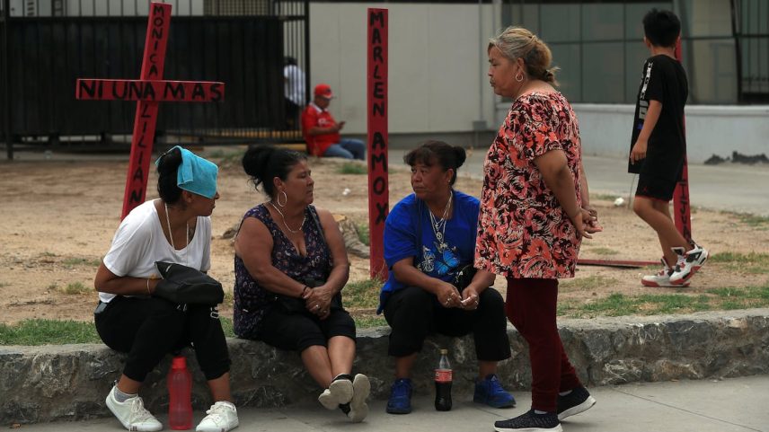 Familiares aguardam informações sobre os casos de cremação na Fiscalia do estado de Chihuahua, Ciudad Juárez, em 1º de julho de 2025. (Foto: Luis Torres/EFE)