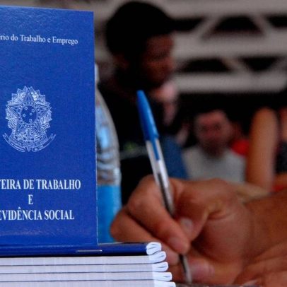 Desemprego cai enquanto juros permanecem altos, surpreendendo especialistas econômicos