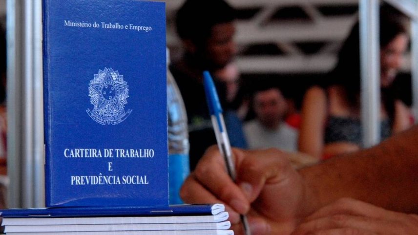 Carteira de trabalho (Foto: Marcelo Casal Jr./Ag. Brasil)