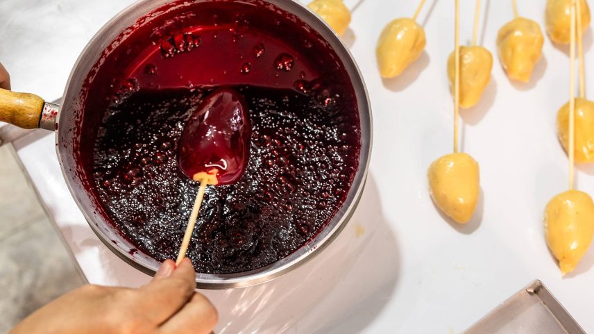 Confeiteira prepara calda caramelada que cobre o morango do amor (Foto: Rafaela Araújo - 25.jul.25/Folhapress)