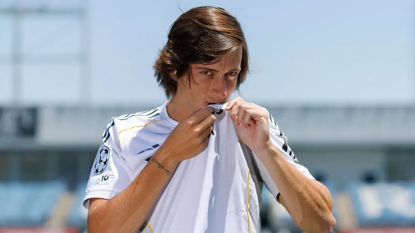 Álvaro Carreras usará o número 18. (Foto: REALMADRID.COM)