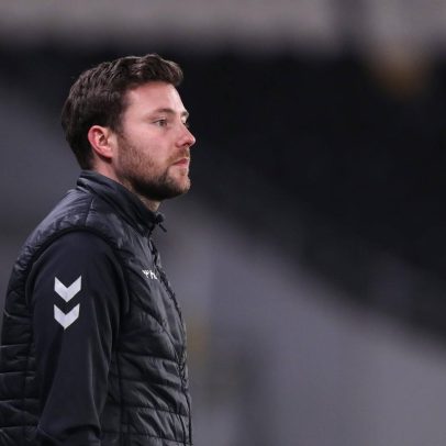 Liverpool avança em negociações para contratar treinador da base do Manchester United