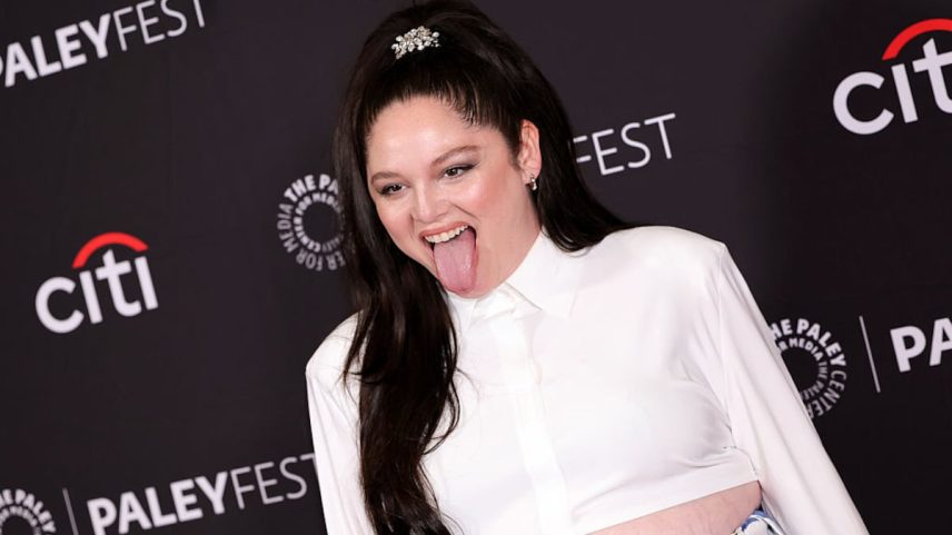 Megan Stalter chega a um passe de 'Hack' em Los Angeles em março deste ano. (Foto: Maya Dehlin Spach/WireImage)