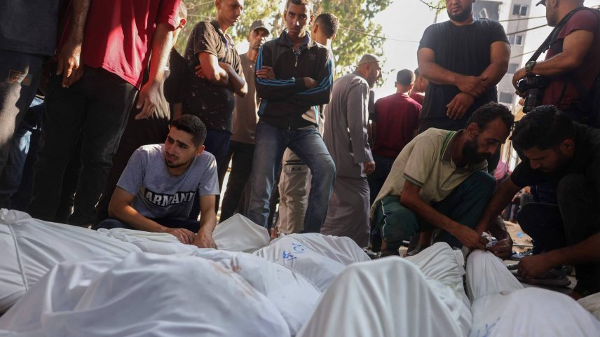 Palestinos se despedem da família Al-Shaer no hospital Al-Shifa, na Cidade de Gaza (Foto: Bashar Taleb/AFP)