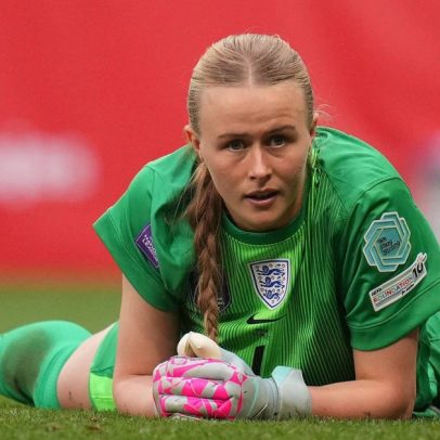 Hannah Hampton supera limitações e brilha como goleira em alto nível