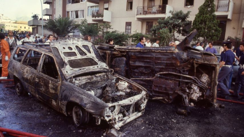 Cena do ataque ao juiz Paolo Borsellino e seus seguranças na Via D'Amelio, Palermo, após a explosão, em 19 de julho de 1992. (Foto: Tony Gentile/Reuters)