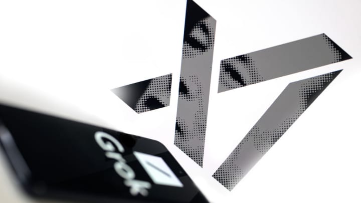 O logotipo do Grok está sendo exibido em um smartphone com o Xai visível ao fundo nesta ilustração fotográfica em 1º de abril de 2024. (Foto: Jonathan Raa | Nurphoto | Getty Images)