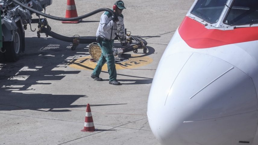 Trabalhador abastece avião em Brasília: meta é reduzir 10% das emissões de GEE em voos domésticos até 2027 (Foto: Bloomberg)