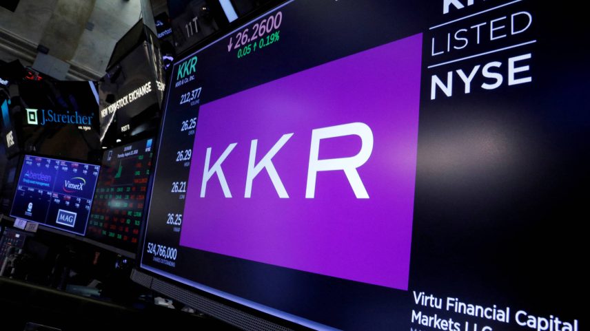 Logo do fundo de investimento KKR em tela na Bolsa de Nova York (Foto: Brendan McDermid/Reuters)