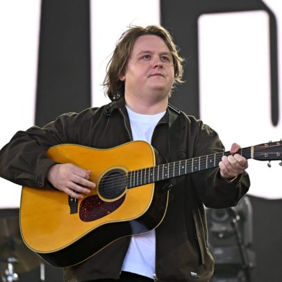 Lewis Capaldi conquista primeiro lugar no Reino Unido com o single 'Survive'