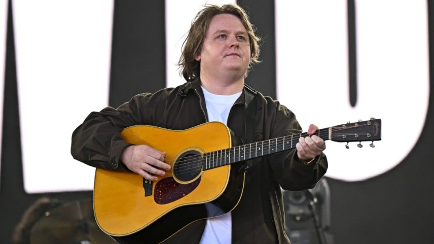 Lewis Capaldi está de volta ao topo da Parada de Singles Oficial do Reino Unido pela primeira vez em dois anos com o single de retorno "Survive." (Foto: Reprodução)