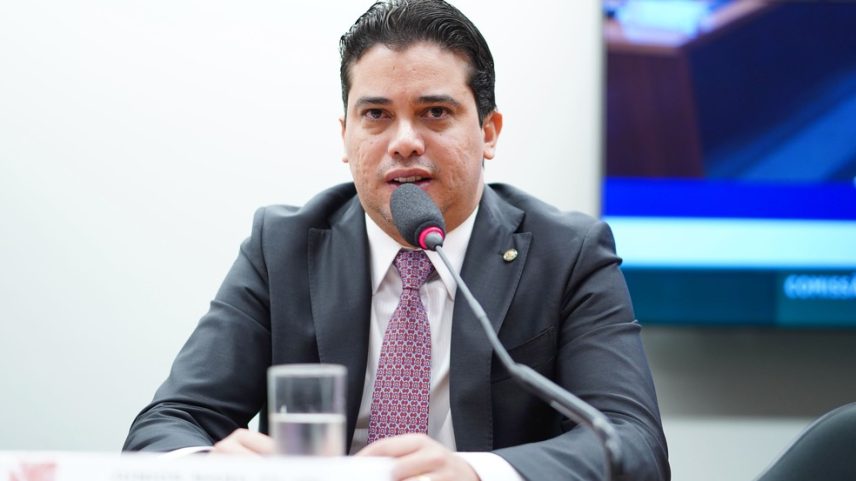 Deputado Júnior Mano em comissão da Câmara, em 12/04/2023 (Foto: Pablo Valadares / Câmara dos Deputados)