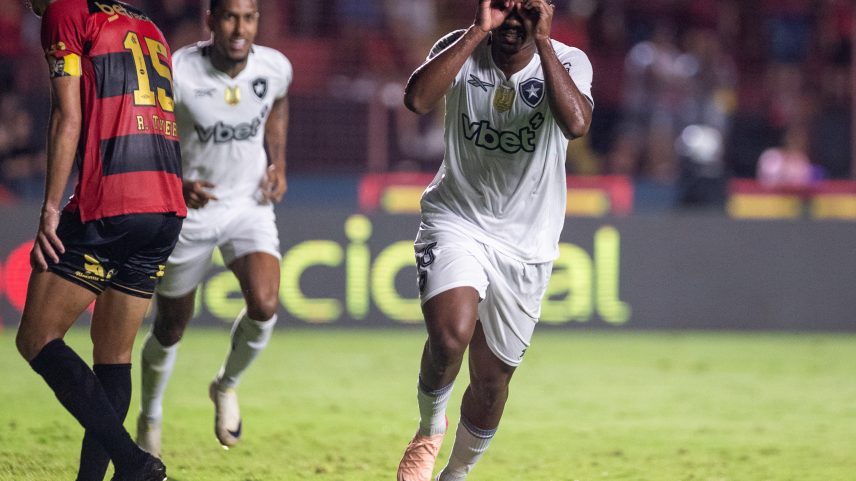 Cuiabano, do Botafogo, comemora após marcar contra o Sport, pelo Brasileirão (Foto: Rafael Vieira/AGIF)