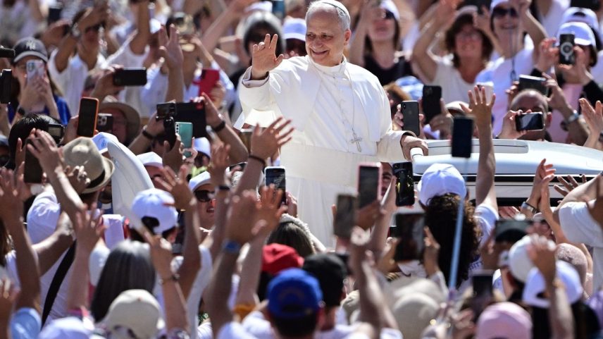 Papa Leão XIV acena para a multidão ao chegar no papamóvel para a audiência geral semanal na Praça de São Pedro, no Vaticano, em 4 de junho de 2025 (Foto: Tiziana Fabi/AFP)