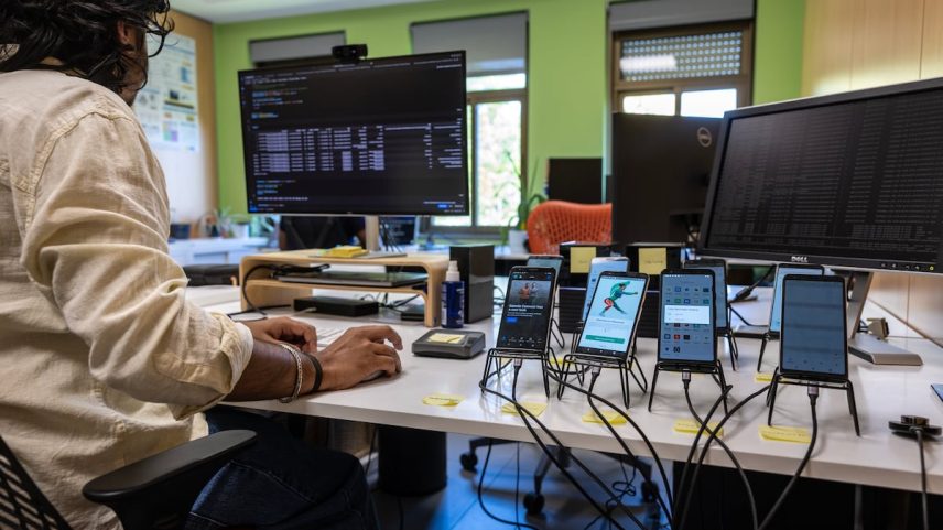 Um pesquisador analisa o comportamento do Bluetooth e Wi-Fi móveis em uma sala do Instituto Imdea Networks em Madrid. (Foto: Pablo Monge)