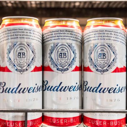 Ações da AB InBev despencam 9% devido à queda nas vendas globais