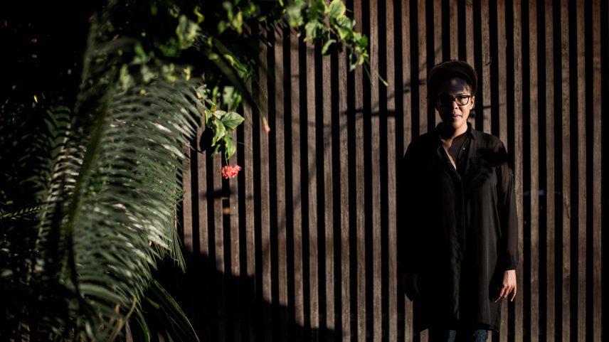 Djaimilia Pereira de Almeida durante sua passagem pelo Brasil na ocasião da Flip de 2017 (Foto: Bruno Santos/Folhapress)