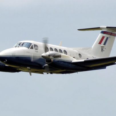 Avião pequeno cai em área rural próxima a Londres e provoca preocupação