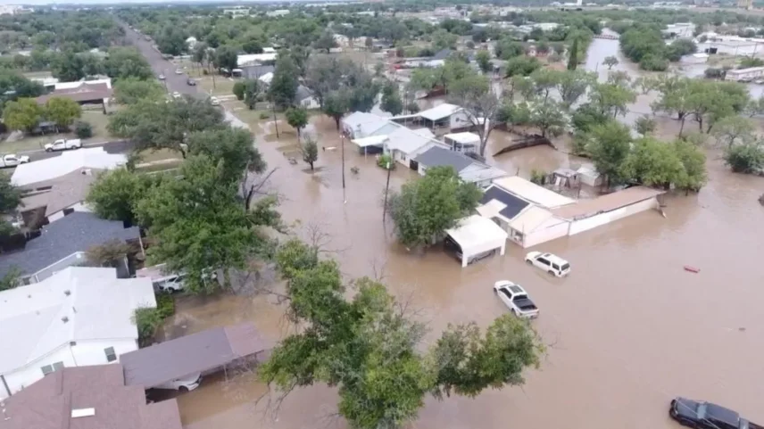 Funcionário de Kerrville evita responder sobre a falta de alertas de inundação (Foto: Reuters)