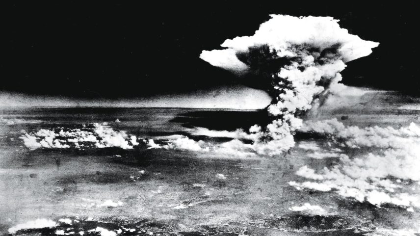 O HORROR - O cogumelo se forma no horizonte: surge a arma que pode levar à destruição total da humanidade (Foto: Universal History Archive/Getty Images)