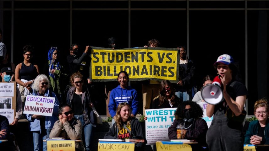 Protesto em frente ao Departamento de Educação no mês de março, em Washington. (Foto: Kent Nishimura/REUTERS)