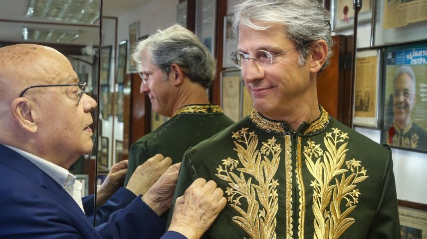 José Roberto de Castro Neves experimenta o fardão que usará na ABL (Foto: André Feltes)