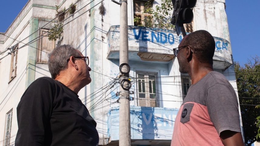 Pereira de Souza (à esquerda) e o vizinho Marcelo Lima relembram os tempos áureos do Cine Vaz Lobo (Foto: Júlia Aguiar)
