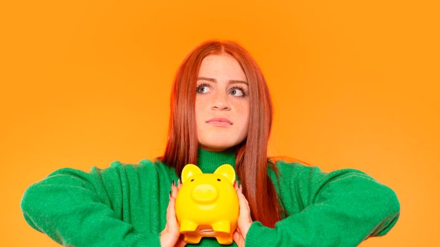 Maior parte dos jovens da Geração Z diz que está sendo criticada pela forma como gasta seu dinheiro (Foto: Iryna/Adobe Stock)