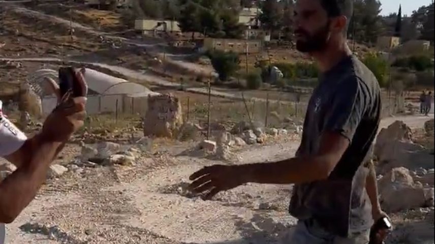 Colono israelense Yinon Levi segura pistola pouco antes de disparar contra o ativista e jornalista palestino Awdah Hathaleen (Foto: Reprodução/Redes Sociais)