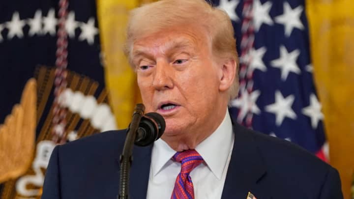 O presidente dos EUA, Donald Trump, fala antes de assinar a "Genius Act", que desenvolverá um marco regulatório para criptomoedas stablecoin e expandirá a supervisão da indústria, na Casa Branca em Washington, D.C., EUA, 18 de julho de 2025. (Foto: Nathan Howard | Reuters)
