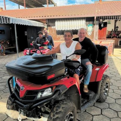 Ney Matogrosso e Zeca Pagodinho se encontram e geram a 'foto do ano' em evento divertido