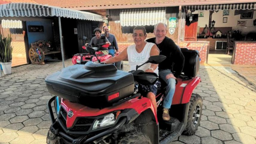 Zeca com Ney ainda no sítio. Visita ao bairro comoveu o visitante: “Fiquei impressionado. A porta da casa fica aberta, todo mundo fala o nome dele” (Foto: Divulgação/Louiz Carlos da Silva)