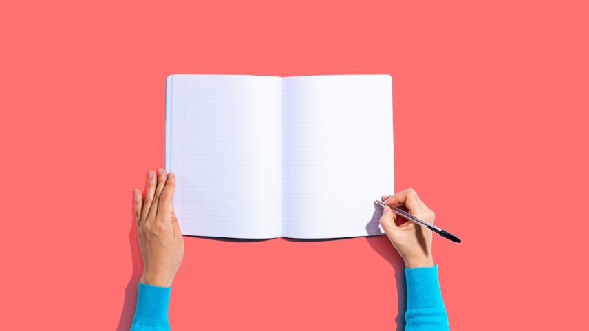 Escrever à mão é um hábito positivo e que merece ser incorporado à rotina (Foto: Tierney/Adobe Stock)