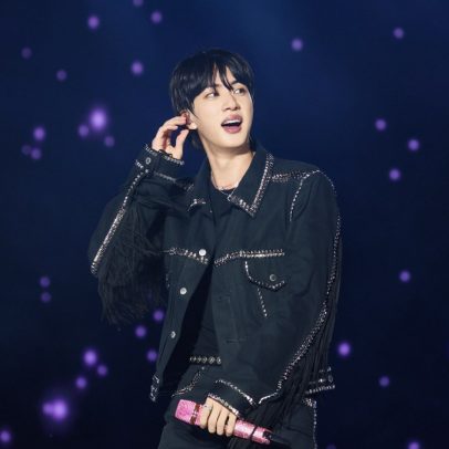 Jin do BTS realiza exibições ao vivo de seu show em Amsterdã em cinemas do mundo todo