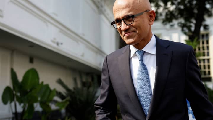Satya Nadella, CEO da Microsoft, deixa uma reunião com o presidente indonésio Joko Widodo no Palácio Presidencial em Jacarta, Indonésia, em 30 de abril de 2024. (Foto: Willy Kurniawan | Reuters)