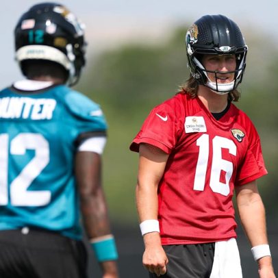 Trevor Lawrence elogia ética de trabalho de Travis Hunter nos Jaguars