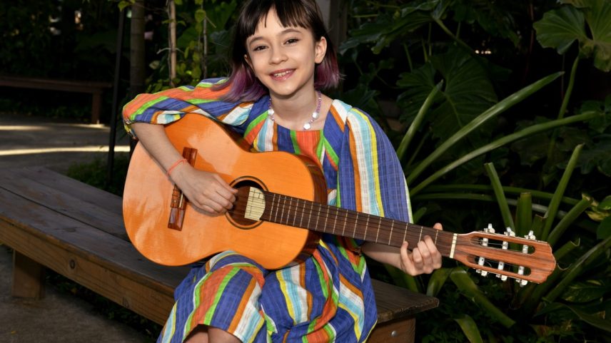 Sofia Gilberto, neta de João Gilberto e Astrud Gilberto, tem nove anos e é cantora (Foto: Divulgação/Cristina Granato)
