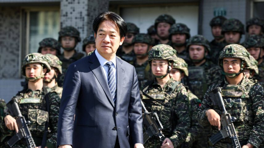 Presidente de Taiwan, Lai Ching-te, passa em revista as tropas durante visita à base aérea de Songshan, em Taipei (Foto: I-Hwa Cheng - 21.mar.25/AFP)