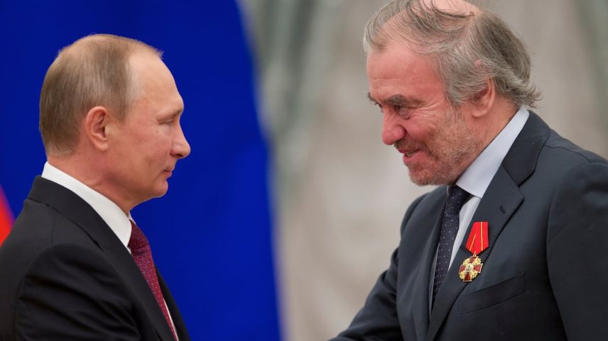 O diretor de orquestra Valery Gergiev (direita) saúda o presidente Vladímir Putin em um ato em Moscou, em 2016. (Foto: Ivan Sekretarev/AP)