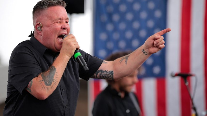Dropkick Murphys homenageou o 'Primeiro Classe Perdedor' Donald Trump em sua apresentação no Vans Warped Tour no último fim de semana, incluindo uma montagem de fotos de Jeffrey Epstein/Trump. (Foto: Reprodução)