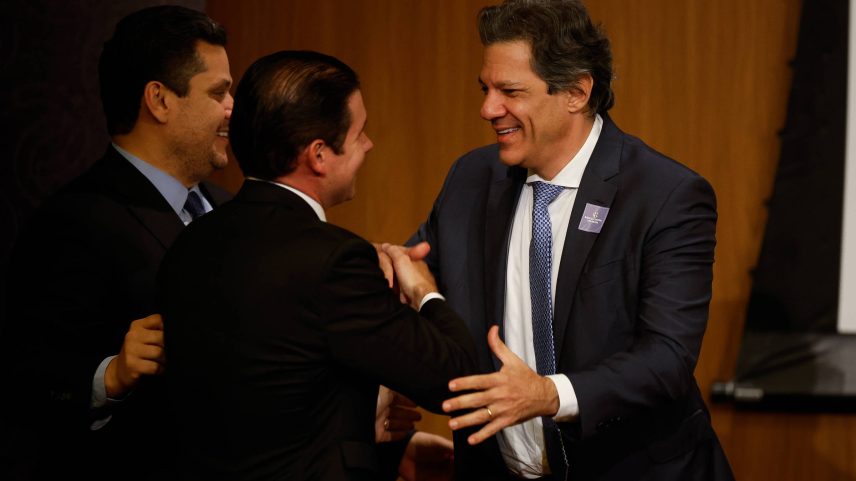 Ministro da Fazenda, Fernando Haddad, com os presidentes da Câmara, Hugo Motta (Republicanos-PB), e do Senado, Davi Alcolumbre (União Brasil-AP), em evento no Banco Central (Foto: Pedro Ladeira-02.abr.25/Folhapress)